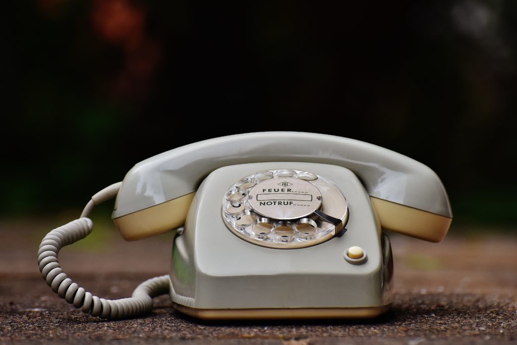 téléphone vintage gris avec lequel il fallait tourner la molette pour composer le numéro